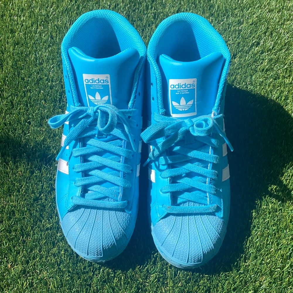 BLUE ADIDAS SZ 7Y